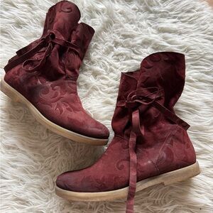 Papucei Sundance Burgundy Suede Floral Design Boots 41